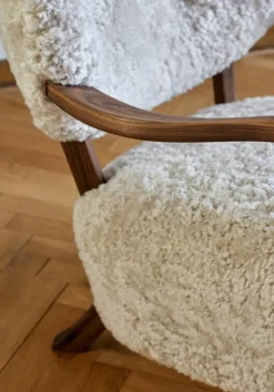 &Tradition Wulff ATD2 loungefåtölj, Moonlight fårskinn - valnöt