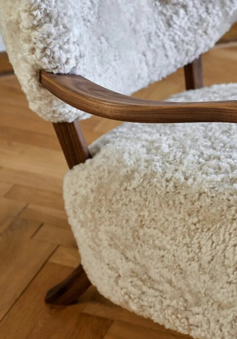 &Tradition Wulff ATD2 loungefåtölj, Moonlight fårskinn - valnöt