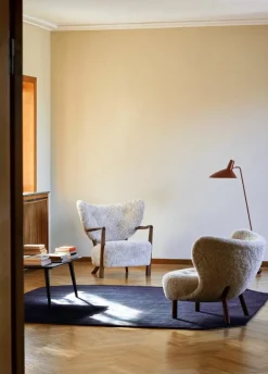 &Tradition Wulff ATD2 loungefåtölj, Moonlight fårskinn - valnöt