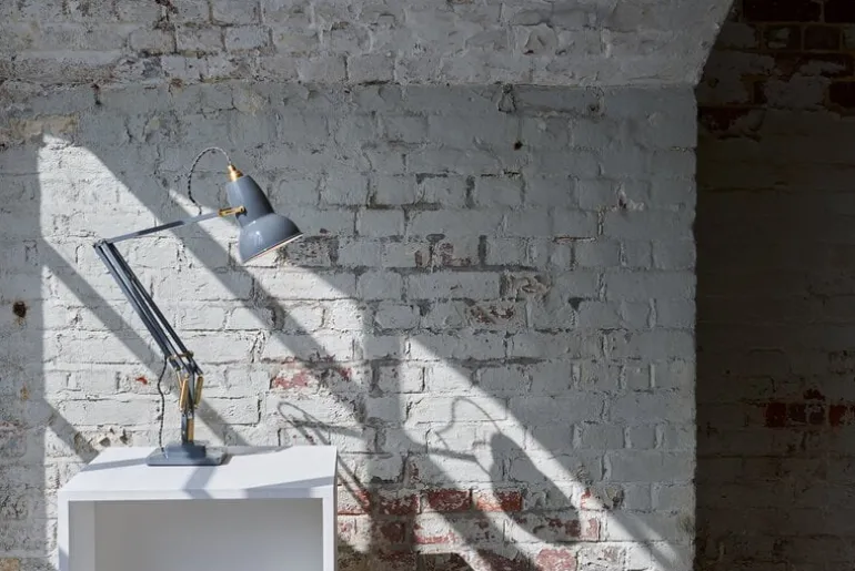 Anglepoise Original 1227 Brass skrivbordslampa, elefantgrå