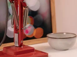 Anglepoise Original 1227 skrivbordslampa, korallröd