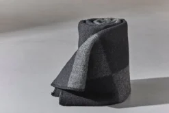 Anno Ala filt, 130 x 180 cm, mörkgrå - svart