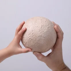 Architectmade Moon skulptur, 12 cm, lönn - valnöt