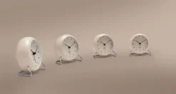 Arne Jacobsen AJ City Hall bordsklocka med larm, sandy beige