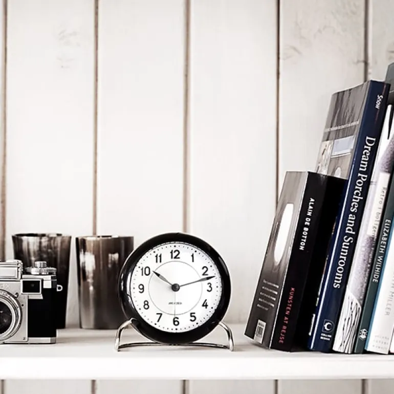 Arne Jacobsen AJ Station bordsklocka med alarm, svart