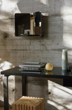 Artek 124 degrees spegel, medium, svart hylla