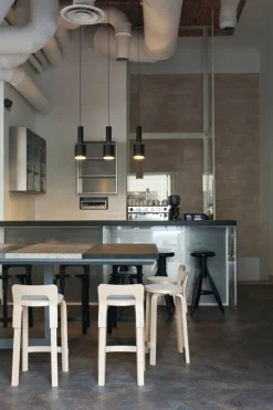 Artek Aalto barstol K65, vitt laminat