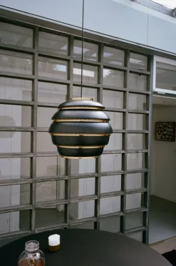 Artek Aalto pendellampa A331 “Beehive”, svart - mässing