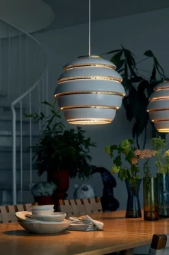 Artek Aalto pendellampa A331 ”Beehive”, vit - mässing