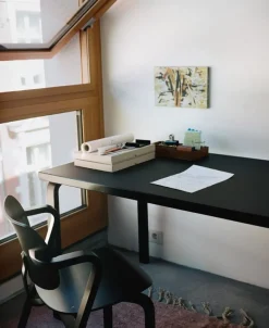 Artek Aslak karmstol, svart