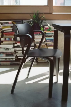 Artek Aslak karmstol, svart