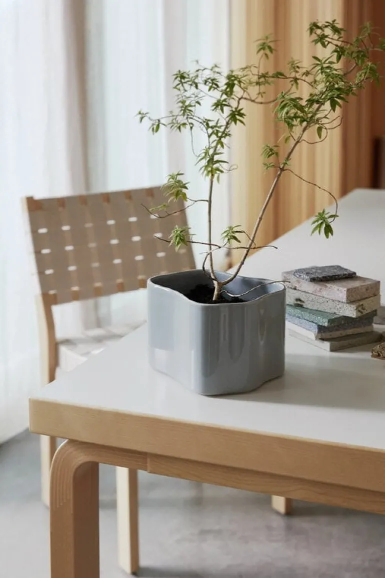 Artek Riihitie blomkruka B, liten, ljusgrå