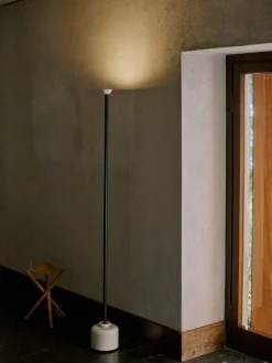 Astep Model 1095 golvlampa, 185 cm, svart - vit