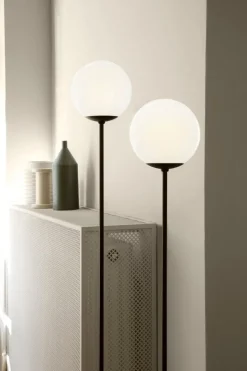 Astep Model 1081 golvlampa, svart