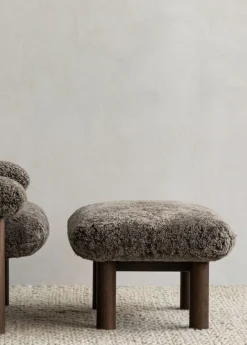 Audo Copenhagen Brasilia fotpall, mörkt betsad ek - Root fårskinn