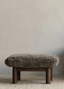 Audo Copenhagen Brasilia fotpall, mörkt betsad ek - Root fårskinn