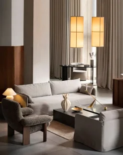 Audo Copenhagen Brasilia loungefåtölj, mörkfläckad ek - Root fårskinn