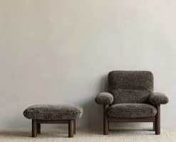 Audo Copenhagen Brasilia loungefåtölj, mörkfläckad ek - Root fårskinn