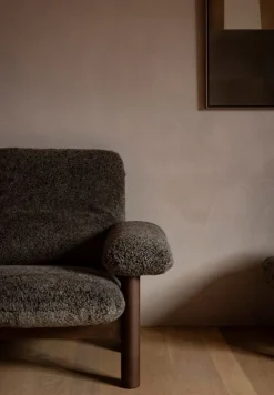 Audo Copenhagen Brasilia loungefåtölj, mörkfläckad ek - Root fårskinn