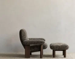 Audo Copenhagen Brasilia loungefåtölj, mörkfläckad ek - Root fårskinn