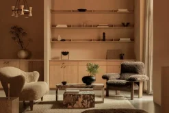 Audo Copenhagen Brasilia loungefåtölj, mörkfläckad ek - Root fårskinn