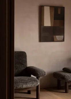 Audo Copenhagen Brasilia loungefåtölj, mörkfläckad ek - Root fårskinn