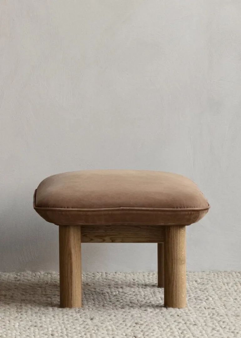 Audo Copenhagen Brasilia fotpall, ek - Dunes Camel läder