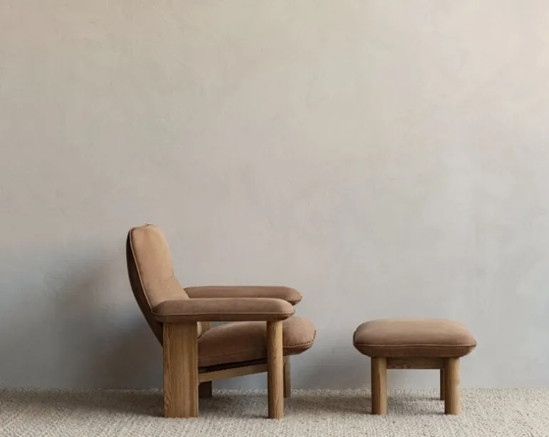 Audo Copenhagen Brasilia fotpall, ek - Dunes Camel läder