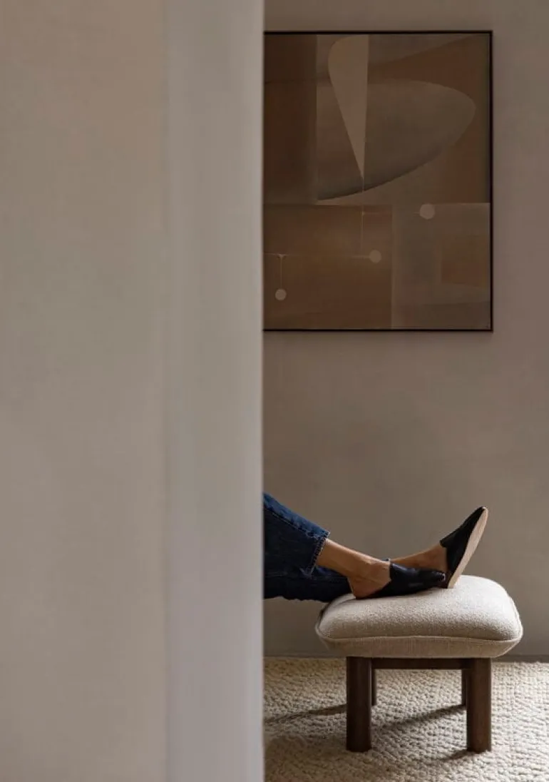 Audo Copenhagen Brasilia fotpall, valnöt - Bouclé 02