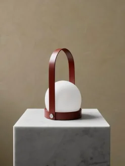 Audo Copenhagen Carrie bärbar bordlampa, utomhus, bränd röd