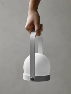 Audo Copenhagen Carrie bärbar bordlampa, utomhus, vit