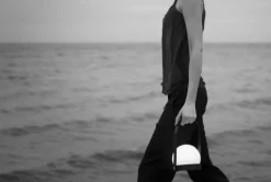 Audo Copenhagen Carrie bärbar bordlampa, utomhus, vit