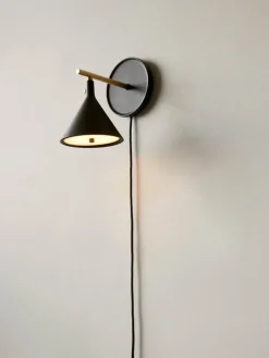 Audo Copenhagen Cast Sconce vägglampa med diffusor, dimbar, svart - mässing