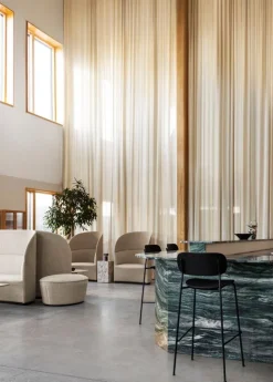 Audo Copenhagen Co barstol 65,5 cm, svart stål - svart ek