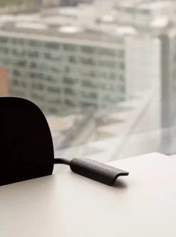 Audo Copenhagen Co stol med armstöd, svart ek - svart läder