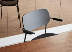 Audo Copenhagen Co stol med armstöd, svart ek - svart läder