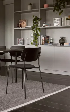 Audo Copenhagen Co stol med armstöd, svart ek - svart läder