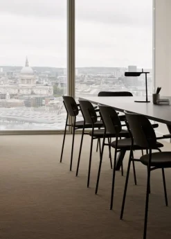 Audo Copenhagen Co stol med armstöd, svart ek - svart läder