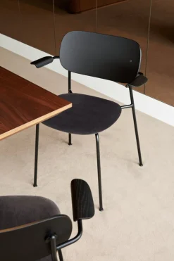 Audo Copenhagen Co stol med armstöd, svart ek