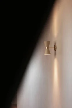 Audo Copenhagen Collector vägglampa, crème