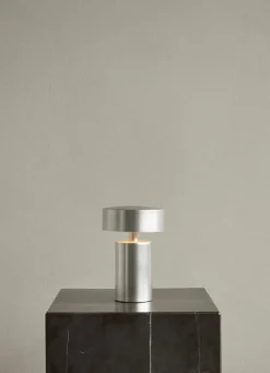 Audo Copenhagen Column bärbar bordslampa, aluminium