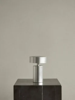 Audo Copenhagen Column bärbar bordslampa, aluminium