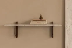 Audo Copenhagen Corbel hylla, stor, mörkbetsad ek - Carrara-marmor