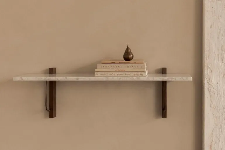 Audo Copenhagen Corbel hylla, stor, mörkbetsad ek - Carrara-marmor