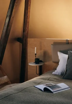 Audo Copenhagen Corbel hylla, mörkbetsad ek - Carrara-marmor