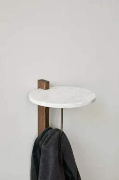 Audo Copenhagen Corbel hylla, mörkbetsad ek - Carrara-marmor