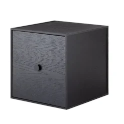 Audo Copenhagen Frame 28 låda med dörr, svartbetsad ask