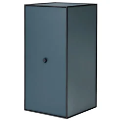 Audo Copenhagen Frame 70 med dörr, 2 hyllor, fjord