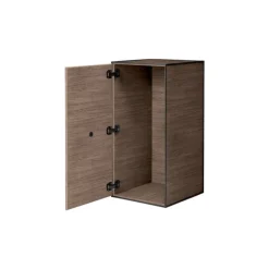 Audo Copenhagen Frame 70 med dörr, 2 hyllor, rökt ek