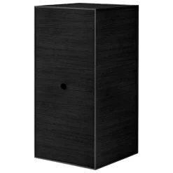 Audo Copenhagen Frame 70 med dörr, 2 hyllor, svartbetsad ask